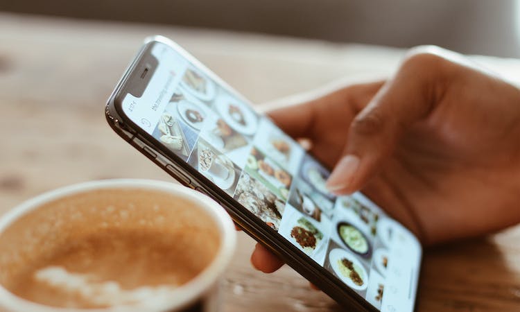 Memilih konten Instagram, Sumber: pexels.com