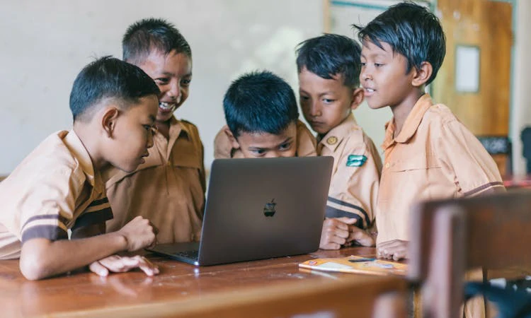 Sebagai media untuk promosi sekolah, Sumber: pexels.com