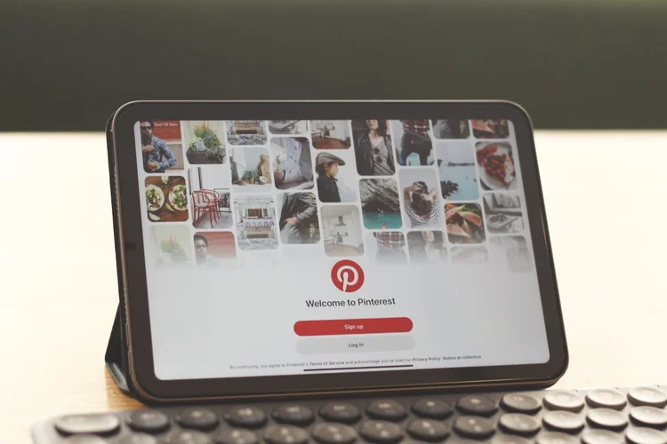 Siapkan akun pinterest. Sumber: pexels.com